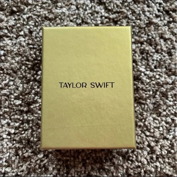 Taylor Swift Silver Key Necklace - Picture 2 of 12